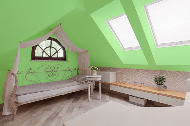 Sypialnia w drewnie na poddaszu. Drewniane skosy. Drewniana ściana w sypialni